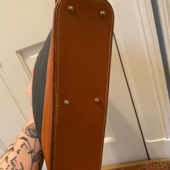 Vintage Dooney and Bourke Pebbled Navy Leather Handbag. - Picture 6 of 7